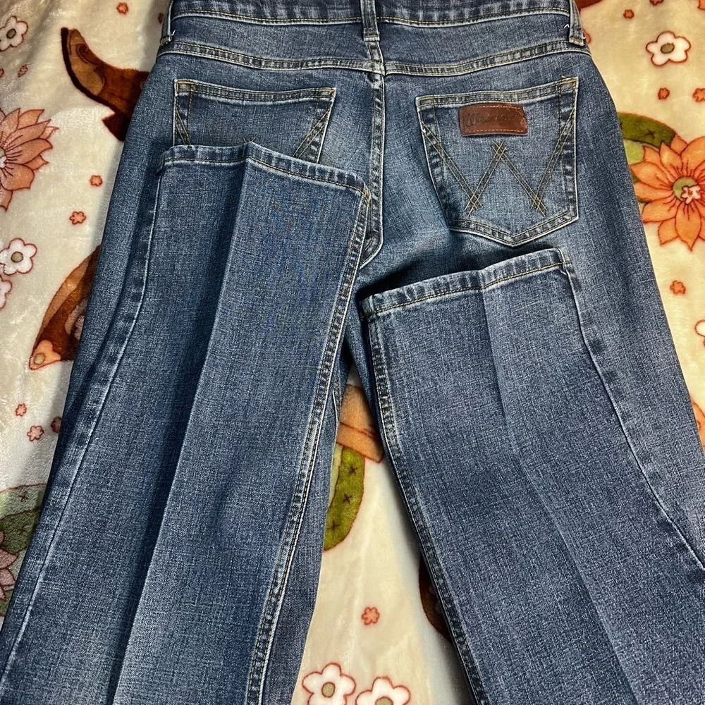 Wrangler Blue Straight Jeans with Classic Design